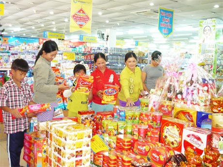Hàng Tết được bày bán ở Vinatex Mart Mỹ Tho.