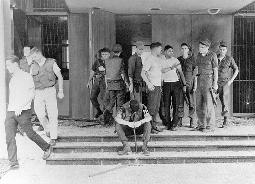 Tại cổng ra vào của Đại sứ quán Mỹ lúc sáng 31/1/1968