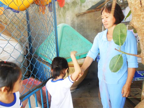 Cô Nguyễn Thị Lan, Hiệu trưởng nhà trường chỉ chỗ cháu Duy trốn.