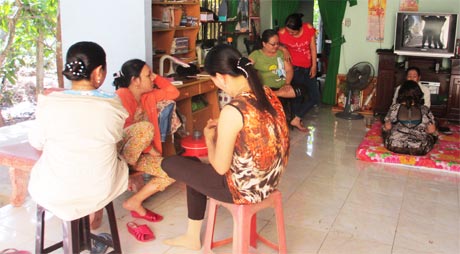 Mọi người chực chờ đến lượt mình xem bói.