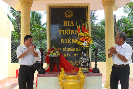  Ông Phạm Anh Tuấn cắt băng khánh thành và vén màn phủ tấm bia.