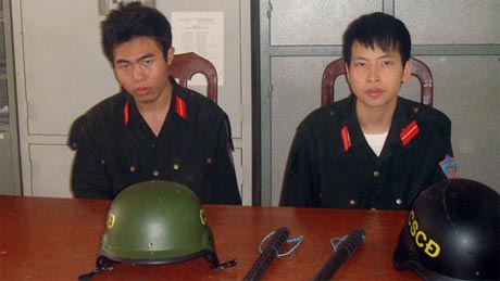 Hai người giả danh cảnh sát cơ động từng bị Công an TP. Hà Nội bắt giữ.