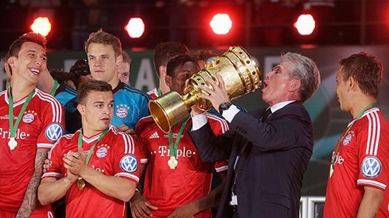 HLV Heynckes thoải mái uống bia từ chiếc Cúp quốc gia Đức.