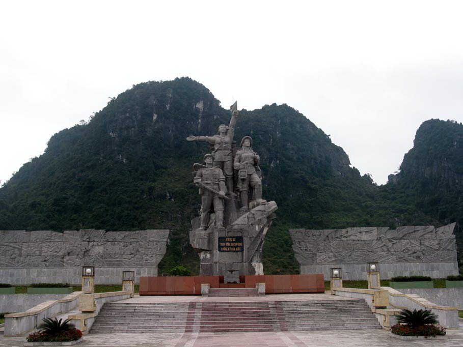 Tượng đài thanh niên xung phong.