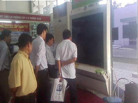 Bảng viết phấn đa năng của anh Liêm được nhiều người dân quan tâm.