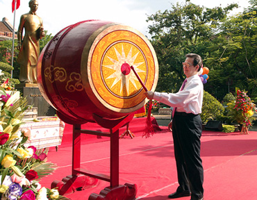 Thủ tướng Nguyễn Tấn Dũng đánh trống khai giảng  tại Trường 