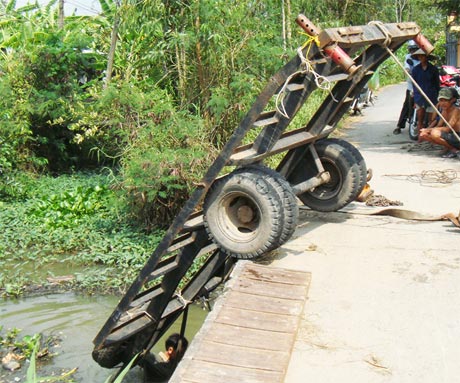 Rơ móc còn vướng trên cầu.