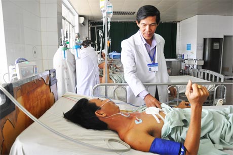 Cấp cứu nạn nhân bị TNGT tại Khoa Cấp cứu BV ĐK Tiền Giang. Ảnh: Hạnh Nga