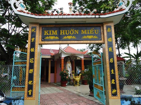 Miếu Bà nhìn từ cổng.