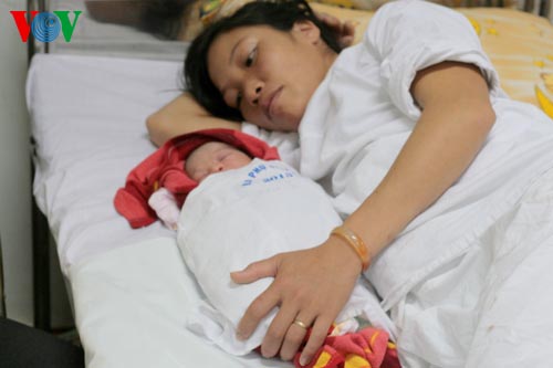Sản phụ Lê Thị Duyên bên cô con gái bé bỏng.