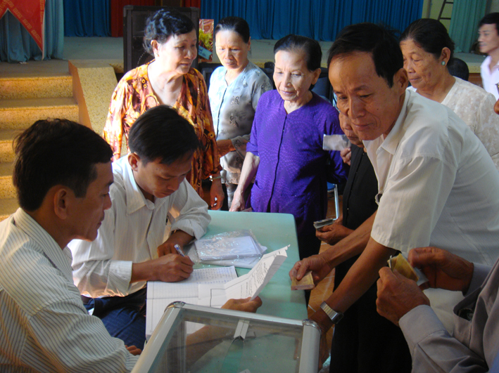 Nhiều cá nhân ủng hộ quỹ. Ảnh: Ngọc Trung