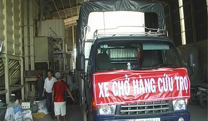 Xe cứu trợ của huyện Cái Bè đến tỉnh Bình Dương.
