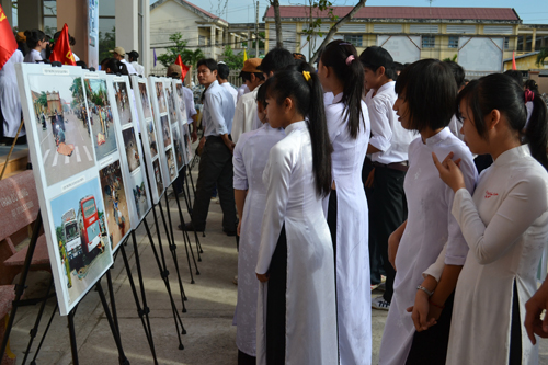 Trưng bày hình ảnh về TNGT trong trường học.