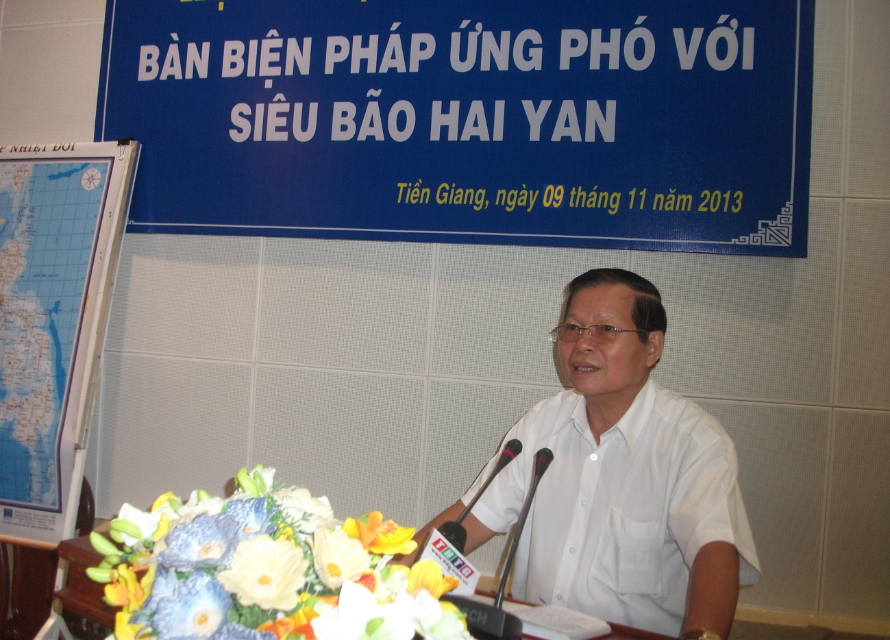 Ông Nguyễn Văn Khang, Chủ tịch UBND tỉnh phát biểu chỉ đạo tại hội nghị bàn biện pháp ứng phó với siêu bão.