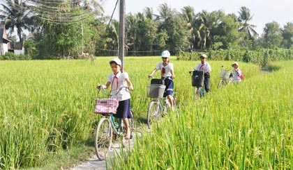 Những tuyến đường liên ấp đã được trải đá xanh, giúp người dân đi lại được thuận lợi hơn. Ảnh: Hoàng An