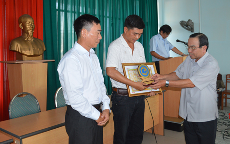 Trao tặng bằng khen cho 2 tập thể. Ảnh: Như Lam