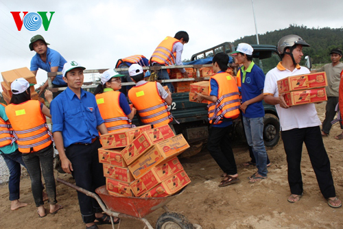 Mì tôm được chuyển đến đồng bào đang bị nước lũ cô lập. 