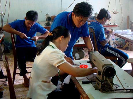 Nhân viên Trung tâm Giáo dục - Lao động xã hội hướng dẫn học viên học nghề