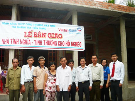 Trao nhà tình nghĩa cho hộ ông Hồ Văn Sáu.