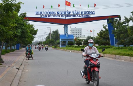 Người lao động làm việc tại KCN Tân Hương sẽ được hường mức lương mới tương ứng với vùng III. Ảnh: Vân Anh