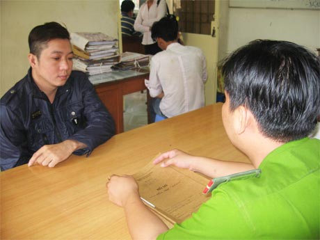 Cán bộ điều tra Công an TP. Mỹ Tho lấy lời khai của Nguyễn Văn Dũng (Minh Thư).