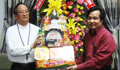 Phó Trưởng ban Dân vận Trung ương Nguyễn Văn Hùng tặng hoa, quà mừng Giáng sinh cho Tổng Giám mục Phó Tổng Giáo phận Sài Gòn kiêm Giám quản Giáo phận Mỹ Tho Bùi Văn Đọc.