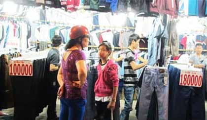 Khách hàng đang mua sắm tại chợ đêm Tân Hiệp.