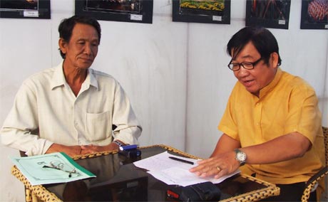 Soạn giả Huỳnh Anh (phải) trao đổi với Soạn giả Châu Thanh.