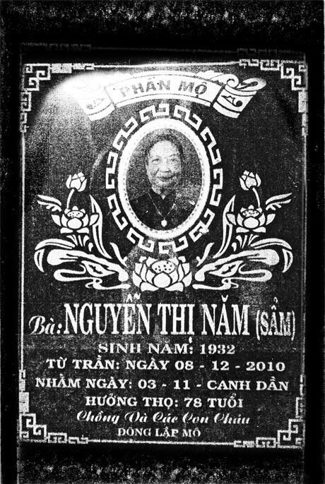 Ngày, tháng, năm bà Năm mất  được ghi trên bia mộ.