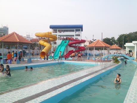Công viên nước mini với nhiều trò chơi hấp dẫn trẻ em.