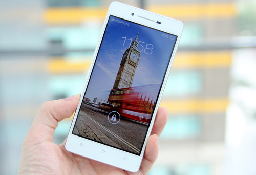  Oppo R1 mỏng và đẹp nhưng khiến liên tưởng tới thiết kế của iPhone hay các dòng Xperia Z của Sony.