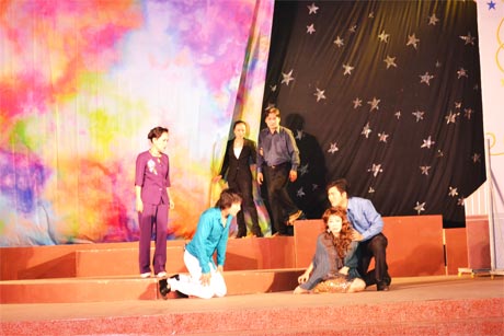 Một cảnh trong vở Nỗi đau sợi tơ đồng của Soạn giả Huỳnh Anh, đạo diễn Tấn Lộc tham gia Hội diễn sân khấu chuyên nghiệp năm 2012.