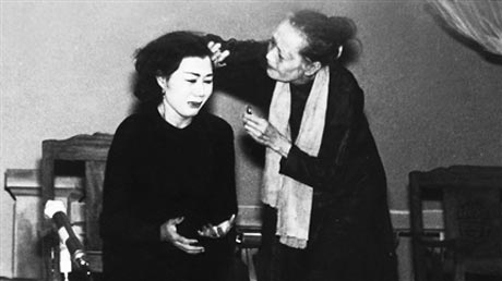 NSND Bảy Nam và NSND Kim Cương trong vở “Lá sầu riêng”.