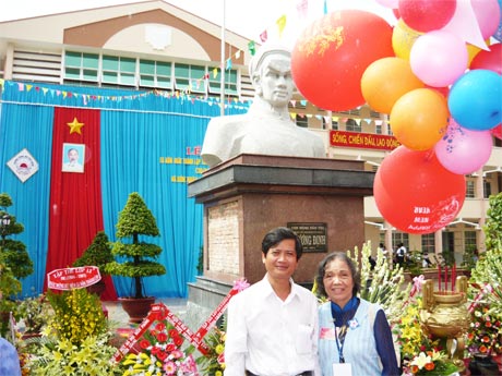 PGS.TS Nguyễn Văn Nở và cô giáo chủ nhiệm Phạm Thị Sáu tại lễ kỷ niệm  55 năm thành lập Trường THPT Trương Định.