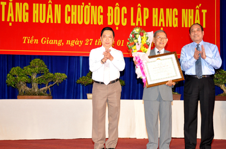 Phó ban Tổ chức TW Nguyễn Hoàng Việt trao Huân chương độc lập hạng Nhất cho đc Huỳnh Văn Niềm