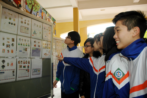 Các em học sinh Trường THCS Vân Hồ xem triển lãm các bộ tem đã được  phát hành. Ảnh: PC
