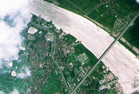   Cầu Thanh Trì của Hà Nội do vệ tinh viễn thám đầu tiên của Việt Nam chụp vào tháng 5 năm ngoái. Ảnh: TTXVN.