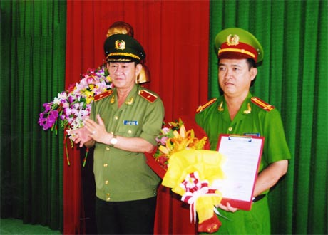 Thiếu tướng Nguyễn Chí Phi, Giám đốc CATG trao Quyết định bổ nhiệm  Phó Trưởng phòng Cảnh sát BV&CĐ cho đồng chí Phạm Văn Thắng  (tháng 7-2010)