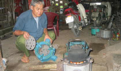 Anh Hoàng Thắng chế tạo thành công chiếc bếp tiết kiệm củi.