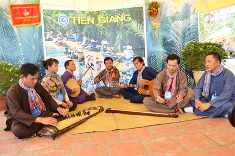 Một hình thức sinh hoạt đờn ca tài tử. Ảnh: Ngọc Lệ