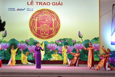 Tiết mục Dạ cổ hoài lang trong đêm trao Giải Trần Hữu Trang ở tỉnh Bạc Liêu.