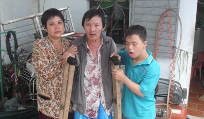 Hoàn cảnh thắt ngặt của gia đình bà Trần Thị Mai Thu trong căn nhà thuê tạm để ở và vá xe đạp