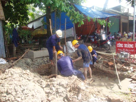 Đội xây dựng cầu đường thoát nước -Công ty TNHH MTV Công trình đô thị Mỹ Tho thi công hệ thống thoát nước đường Học Lạc, TP. Mỹ Tho.