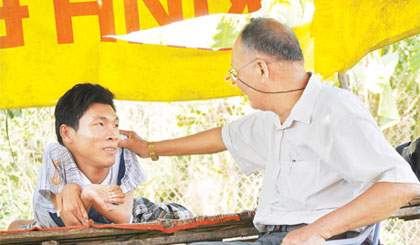 Anh hùng Hồ Bé thăm nạn nhân.