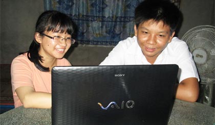 2 em Tiến Đạt, Trúc Vân đang thực hành Chương trình phần mềm.