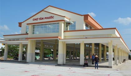 Chợ Tân Phước vừa được xây mới đạt tiêu chuẩn chợ hạng 2 (chợ đô thị trung tâm huyện) và sẽ được đưa vào hoạt động đầu tháng 8-2014.