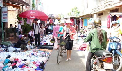 Các hộ tiểu thương kinh doanh ở chợ Tân Phước.