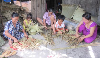 Gia đình bác Lê Thị Nguyên có 3 thế hệ cùng làm nghề đươn đệm.