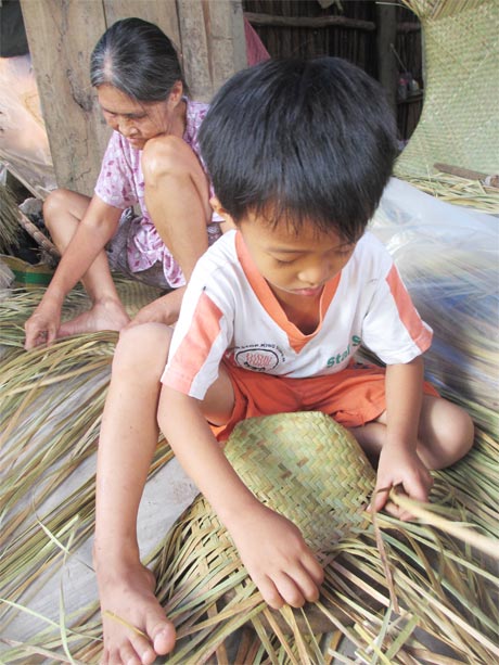 Cháu Nguyễn Hoàng Nhật 6 tuổi (Tân Hòa Thành) biết tự gầy nón để đươn.