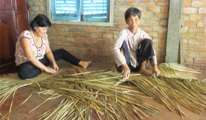 Mẹ Phan Thị Rê - 82 tuổi, có 70 năm làm nghề đươn đệm.